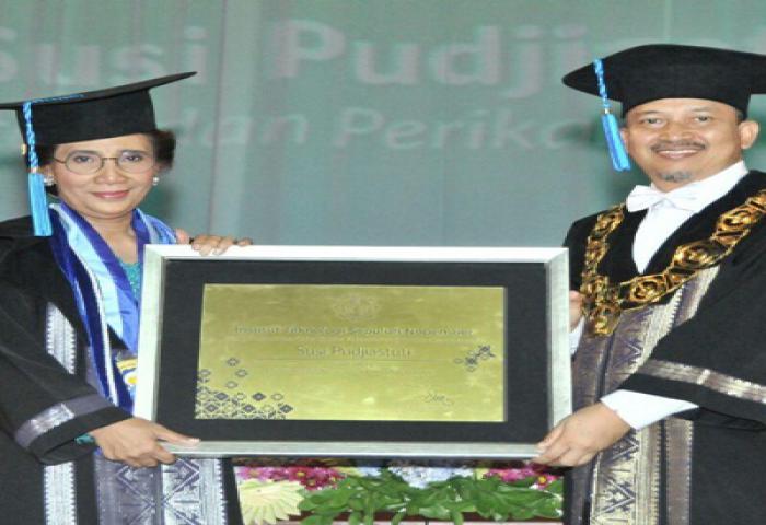 Menteri Susi Terima Gelar Honoris Causa dari ITS